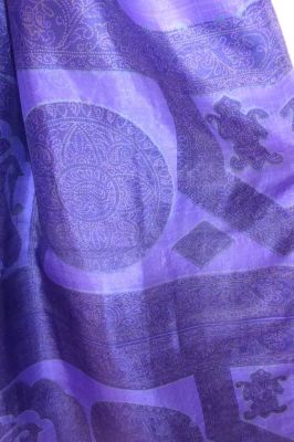 Seidensari violett mit Paisleys und Kreismustern