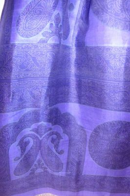 Seidensari violett mit Paisleys und Kreismustern