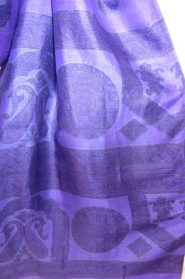 Seidensari violett mit Paisleys und Kreismustern
