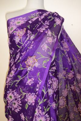 Seidensari violett mit Blumenmuster