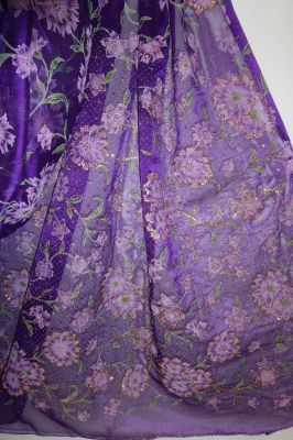 Seidensari violett mit Blumenmuster