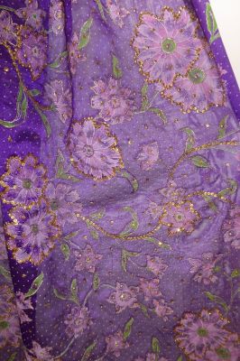 Seidensari violett mit Blumenmuster