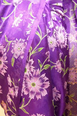 Seidensari violett mit Blumenmuster