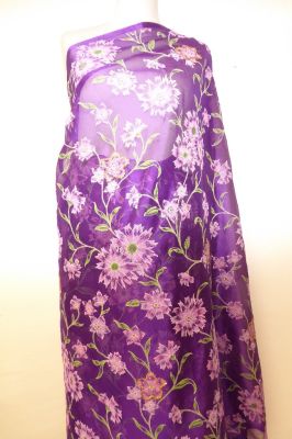 Seidensari violett mit Blumenmuster