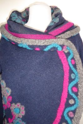 Ausdrucksvolle Outdoor-Jacke aus dunkelblauem Walkloden, Winterjacke aus Wollfilz