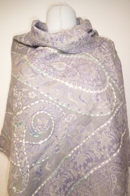 Wollschal 'boiled wool' bestickt grau-pastelllila
