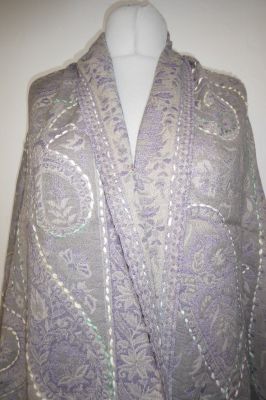 Wollschal 'boiled wool' bestickt grau-pastelllila