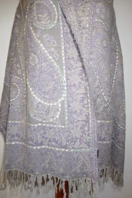 Wollschal 'boiled wool' bestickt grau-pastelllila