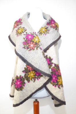 Ausdrucksvolle Weste aus grauem Wollwalk, Wollweste grau mit Stickerei, Outdoor-Wollweste