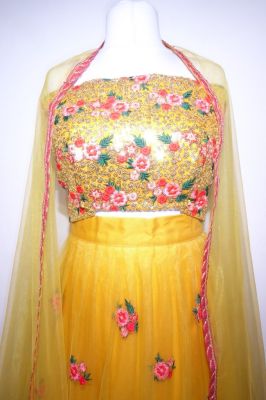 Lengha Choli Stoffset 3-teilig gelb mit rosa Blumen
