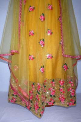 Lengha Choli Stoffset 3-teilig gelb mit rosa Blumen