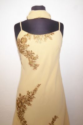 Kleid 'Gazelle' hellbeige mit Brokatstickerei 2-teilig mit Schal