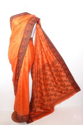 Seidensari rotorange mit Figurenborten