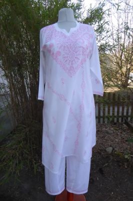 Zimtfarbenes Salwar Kameez mit Blütenstickerei in rot und türkis