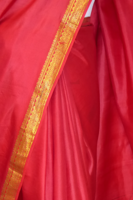 Seidenbrokatsari rot mit Goldborte