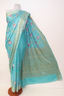 Seidensari türkisblau mit Blumenstickerei und gewebten Paisley-Bordüren