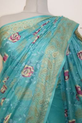 Seidensari türkisblau mit Blumenstickerei und gewebten Paisley-Bordüren