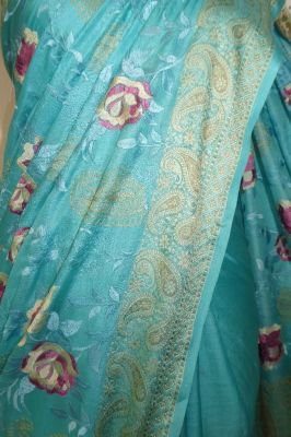 Seidensari türkisblau mit Blumenstickerei und gewebten Paisley-Bordüren
