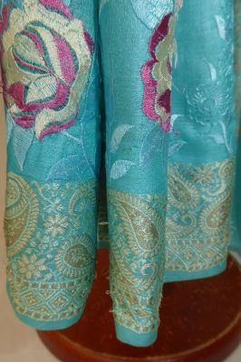 Seidensari türkisblau mit Blumenstickerei und gewebten Paisley-Bordüren