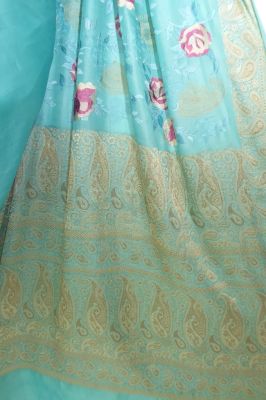 Seidensari türkisblau mit Blumenstickerei und gewebten Paisley-Bordüren