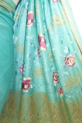 Seidensari türkisblau mit Blumenstickerei und gewebten Paisley-Bordüren