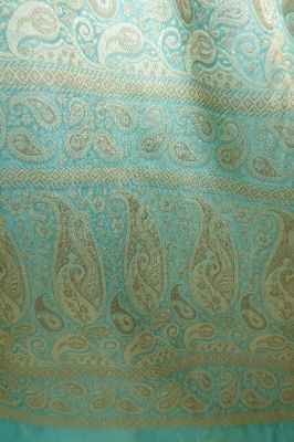 Seidensari türkisblau mit Blumenstickerei und gewebten Paisley-Bordüren