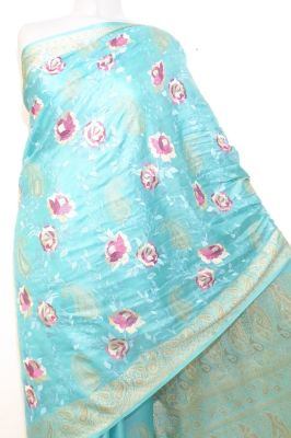 Seidensari türkisblau mit Blumenstickerei und gewebten Paisley-Bordüren