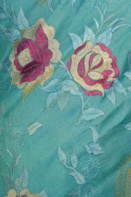 Seidensari türkisblau mit Blumenstickerei und gewebten Paisley-Bordüren