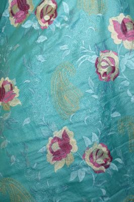 Seidensari türkisblau mit Blumenstickerei und gewebten Paisley-Bordüren