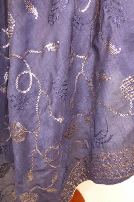 Dupatta aus nachtblauer Seide mit goldener Paillettenstickerei