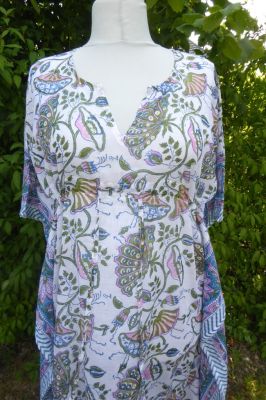 Kaftan 'Turiya' weiß-blau-rosa mit Blüten-Design