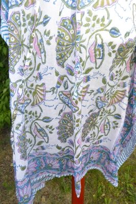 Kaftan 'Turiya' weiß-blau-rosa mit Blüten-Design