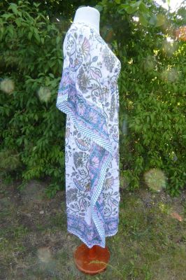 Kaftan 'Turiya' weiß-blau-rosa mit Blüten-Design