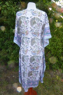 Kaftan 'Turiya' weiß-blau-rosa mit Blüten-Design