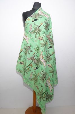 Sarong 'Dschungel' grün mit wilden Tieren, Lungi, Stola, Dupatta aus Indien