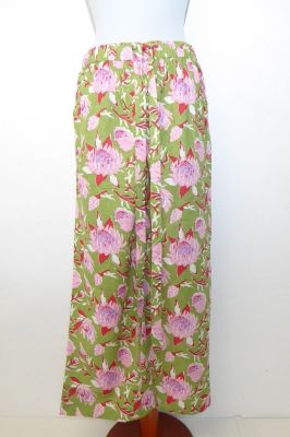 Hose aus reiner Baumwolle hellgrün floral, Sommerhose aus Baumwolle, hellgrüne Freizeithose mit Blumenmuster