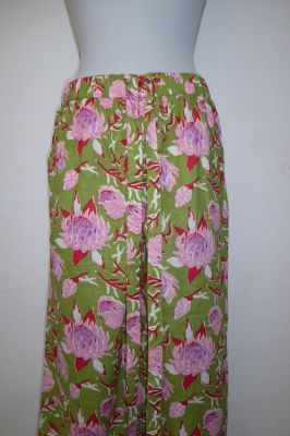 Hose aus reiner Baumwolle hellgrün floral, Sommerhose aus Baumwolle, hellgrüne Freizeithose mit Blumenmuster