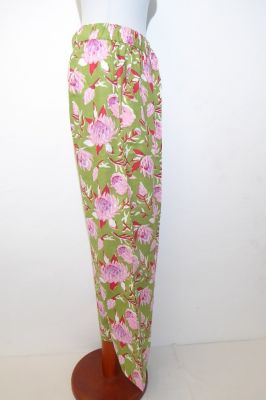 Hose aus reiner Baumwolle hellgrün floral, Sommerhose aus Baumwolle, hellgrüne Freizeithose mit Blumenmuster