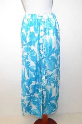 Hose aus reiner Baumwolle weiß-hellblau, Sommerhose aus Baumwolle, Freizeithose weiß-hellblau mit Blättermuster