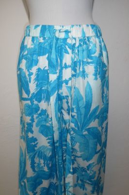 Hose aus reiner Baumwolle weiß-hellblau, Sommerhose aus Baumwolle, Freizeithose weiß-hellblau mit Blättermuster