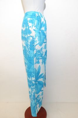 Hose aus reiner Baumwolle weiß-hellblau, Sommerhose aus Baumwolle, Freizeithose weiß-hellblau mit Blättermuster