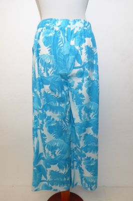Hose aus reiner Baumwolle weiß-hellblau, Sommerhose aus Baumwolle, Freizeithose weiß-hellblau mit Blättermuster