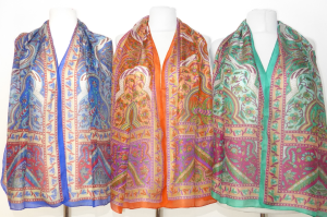 Seidenschals mit floralen Motiven - fünf Farben
