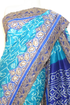 Seidensari blau-royalblau mit Brokat- und Paillettenstickerei