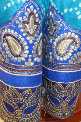 Seidensari blau-royalblau mit Brokat- und Paillettenstickerei