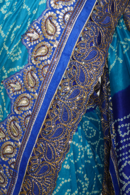 Seidensari blau-royalblau mit Brokat- und Paillettenstickerei