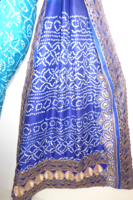 Seidensari blau-royalblau mit Brokat- und Paillettenstickerei