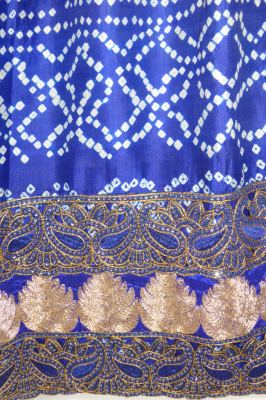 Seidensari blau-royalblau mit Brokat- und Paillettenstickerei