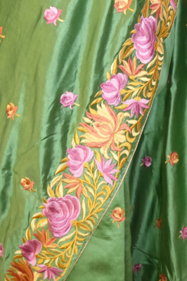Seidensari moosgrün mit Blumenstickerei