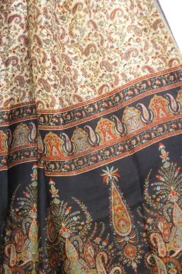 Seidensari creme-schwarz mit Paisleymuster
